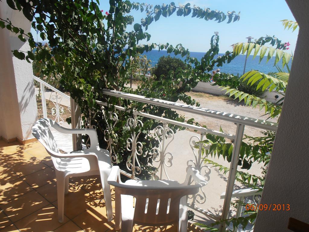 Iro Apartments Paralia Agias Foteinis Екстериор снимка